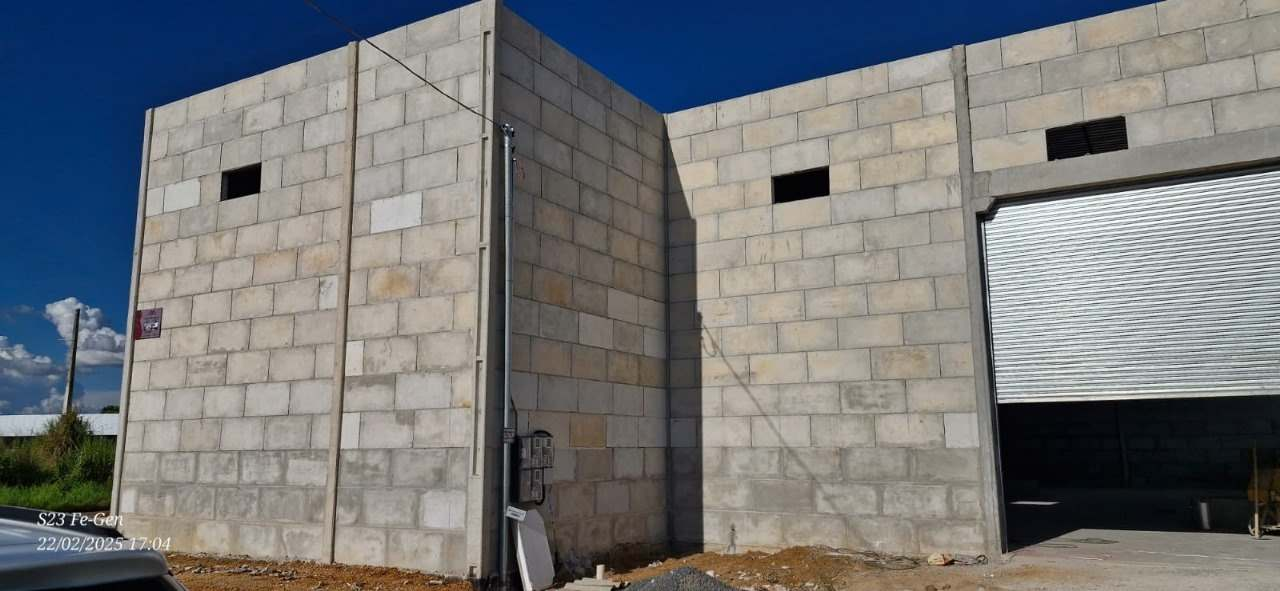 Fachada externa de galpão executado com paredes Inova Blocos