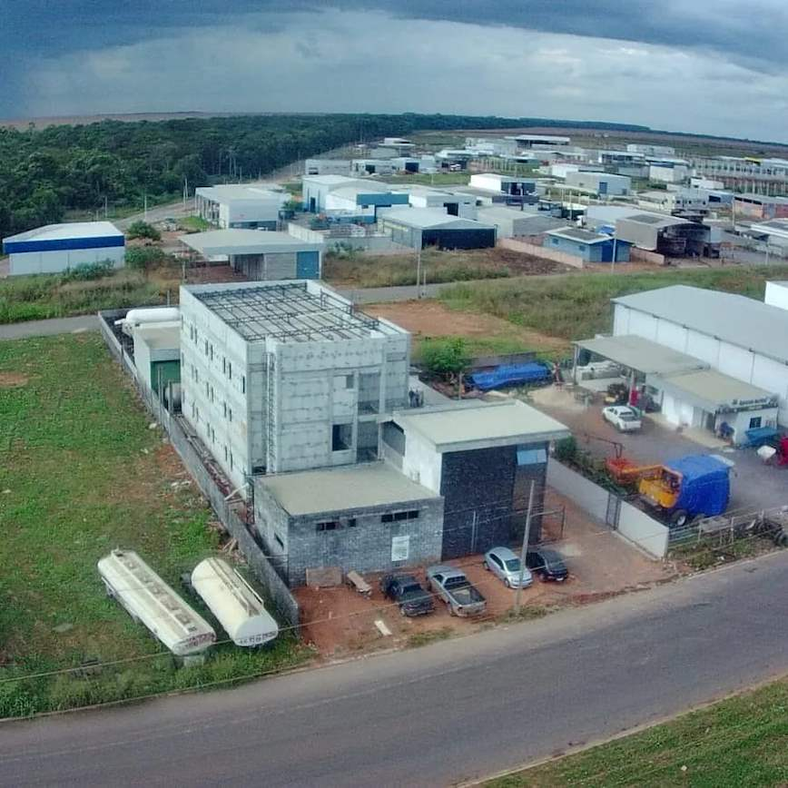 Vista aérea de obra Inova Blocos em área industrial