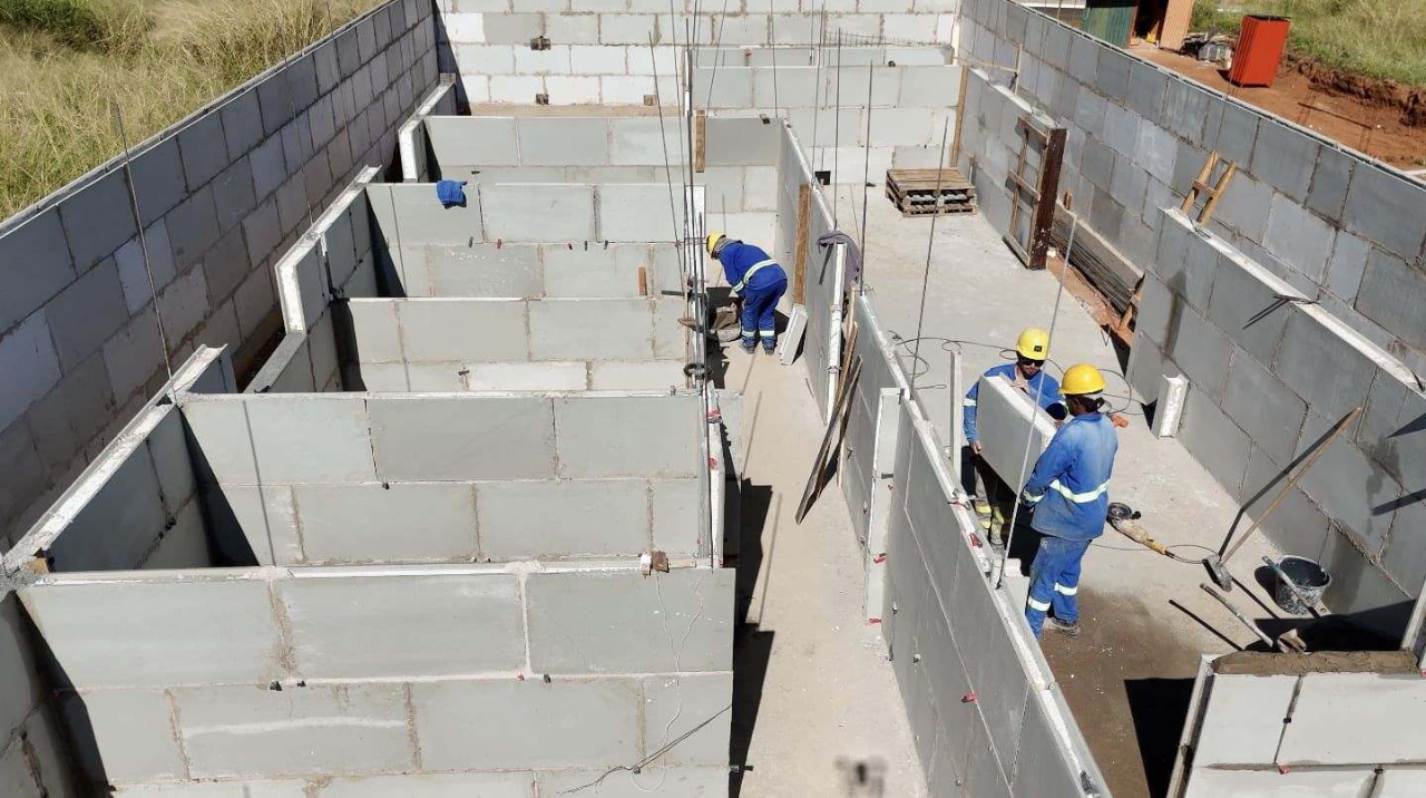 Equipe montando divisórias internas com painéis Inova Blocos