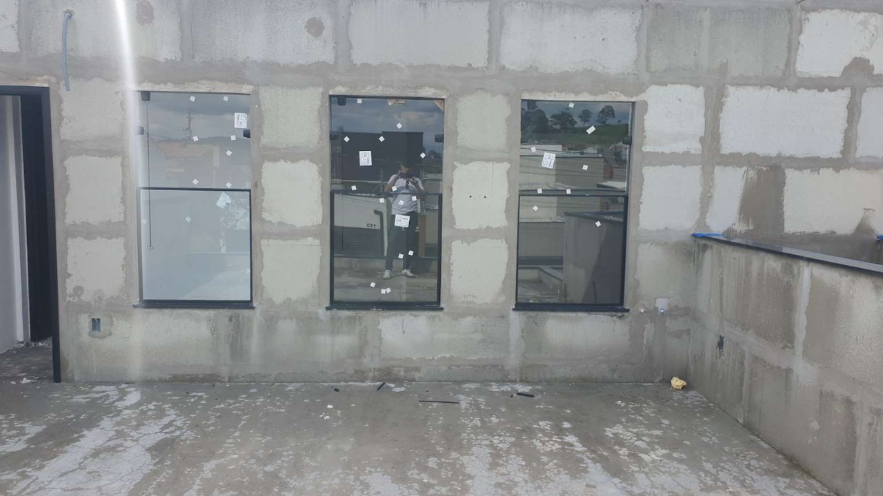 Detalhe de esquadrias instaladas em parede Inova Blocos