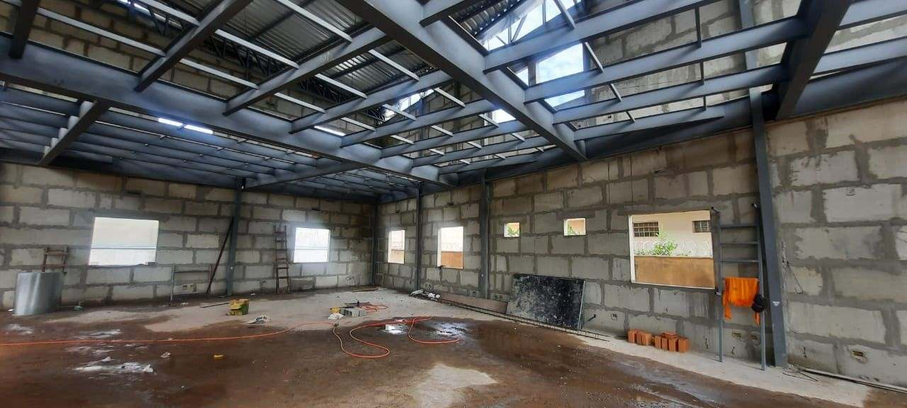 Interior amplo de estrutura metálica com vedação Inova Blocos