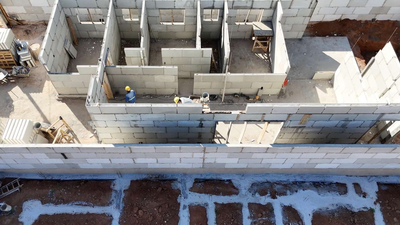Vista superior de paredes internas em construção com sistema Inova Blocos