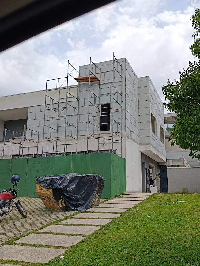 Obra residencial em execução com paredes IBPP