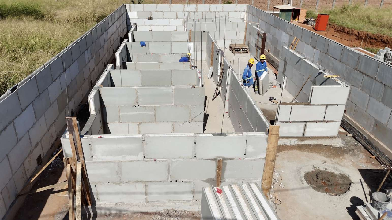 Avanço estrutural de obra com paredes Inova Blocos